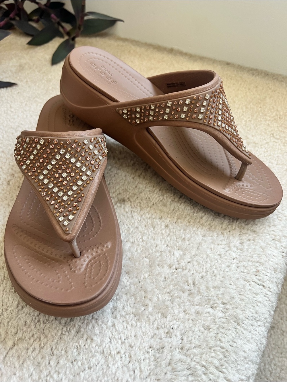CROCS Rose Gold Embellished Wedge Thong Sandals Sz 8 Glam Comfort Bling Cozy